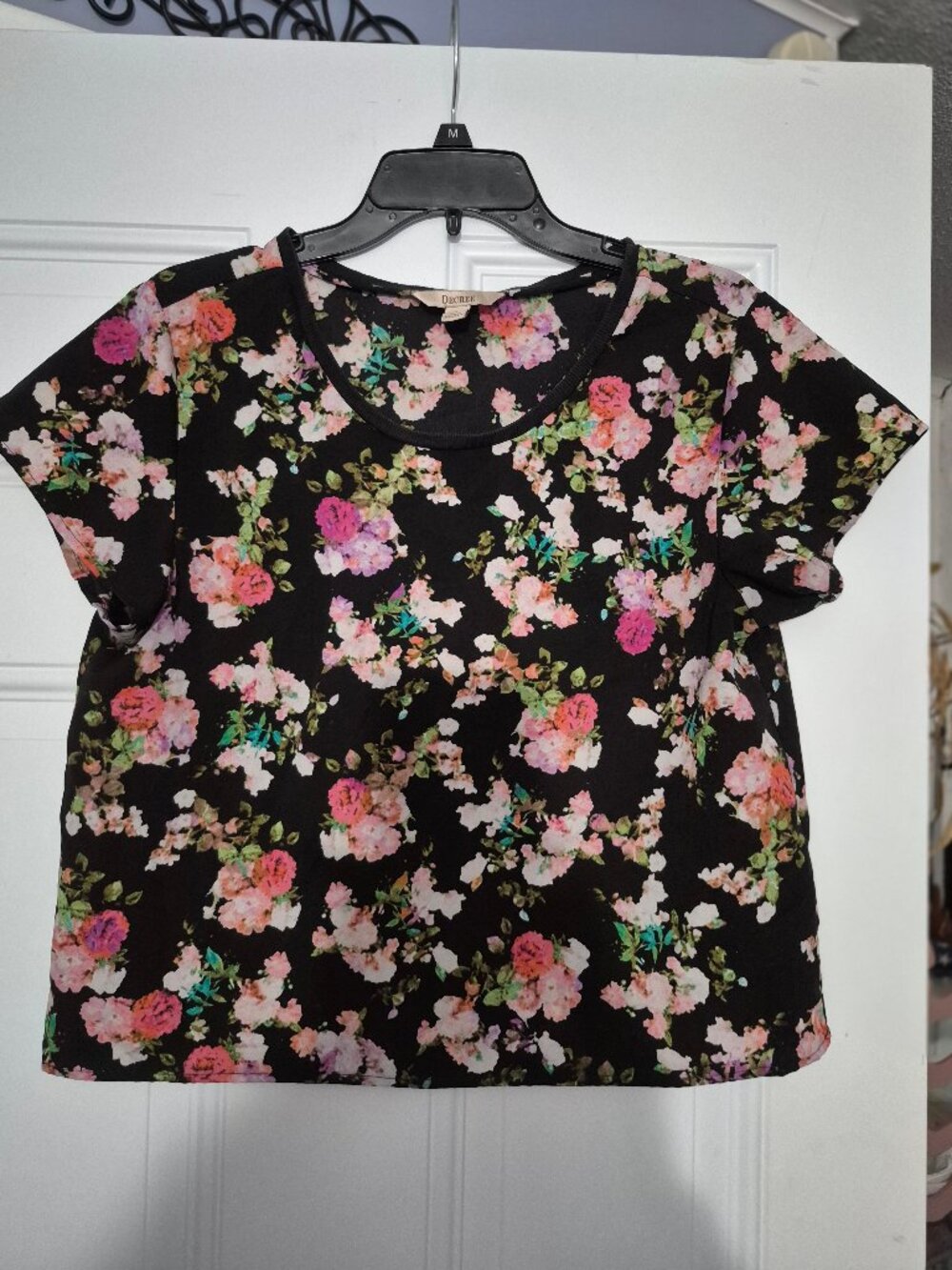 Summer Top. Medium. Floral ,short sleeves.Decree